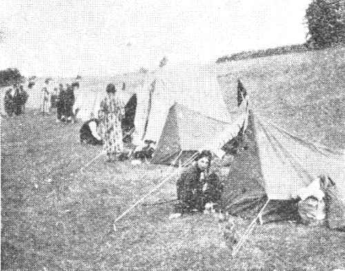 Baidarininkų stovykla. Palapinės upės krante Baidarininkų stovykla. Palapinės upės krante