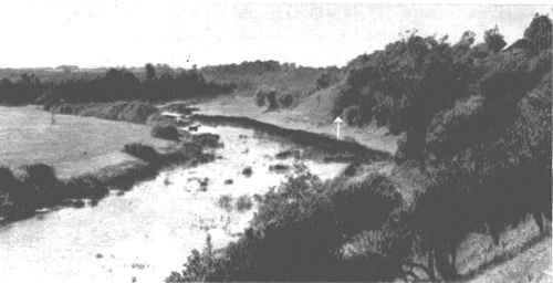 Venta Papilės draustinyje. Rodykle pažymėta juros darinių atodanga Venta Papilės draustinyje. Rodykle pažymėta juros darinių atodanga