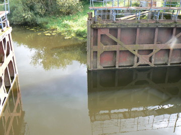 King Wilhelm channel. Sluice at Lankupiai village