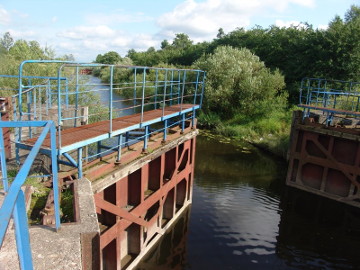 King Wilhelm channel. Sluice at Lankupiaii village